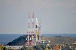 Illustration for article titled A Daring Asteroid Mission Kicks Off After Weather Delays